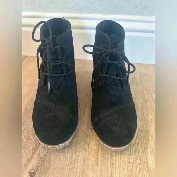 TOMS Black Wedge Ankle Boots Women's Size 7 Lace-Up Minimal Wear Leather Comfy - Picture 2 of 13